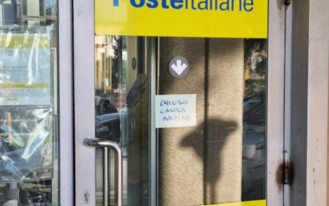 Armati di pistola, rapinano l’ufficio postale di Stagno