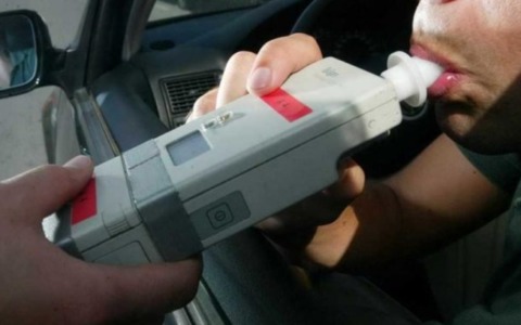 Due automobilisti denunciati per guida in stato di ebbrezza a Donoratico, uno coinvolto in un incidente