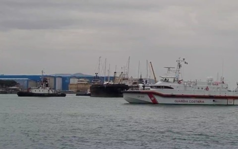 La motonave Guang Rong ormeggiata a Livorno dopo un lungo viaggio