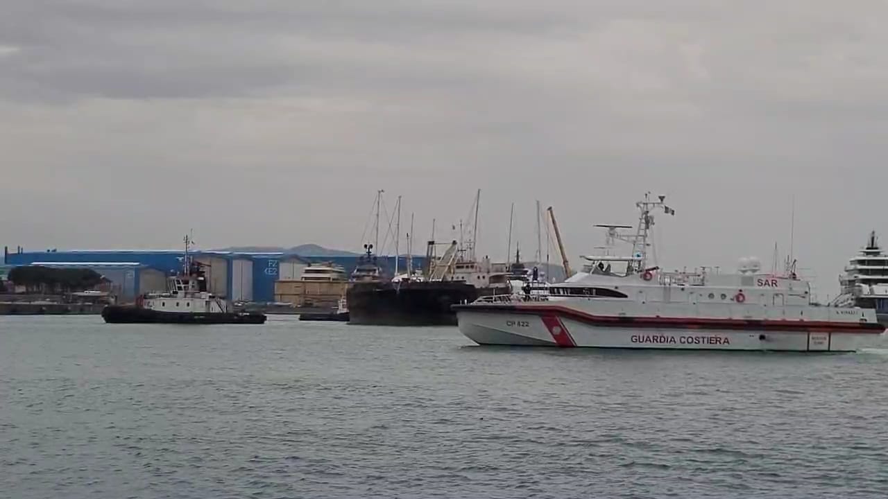 La motonave Guang Rong ormeggiata a Livorno dopo un lungo viaggio