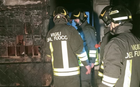 Incendio a Piombino: evacuate 82 persone, 5 intossicati