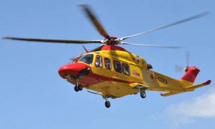 Una donna gravemente ferita in un incendio automobilistico