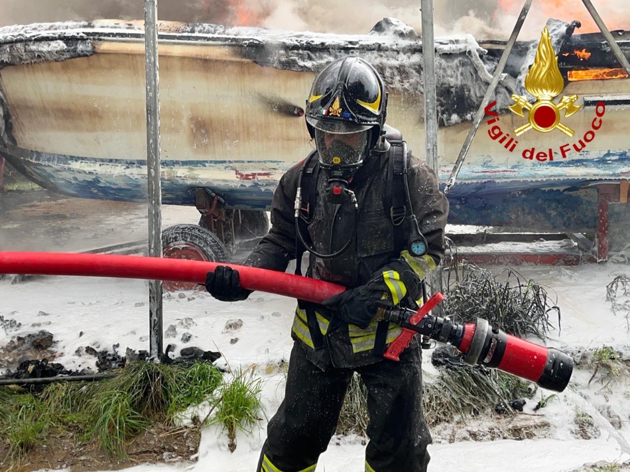 Incendio a Piombino, distrutto rimessaggio agricolo