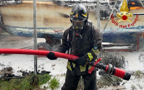Incendio a Piombino, distrutto rimessaggio agricolo