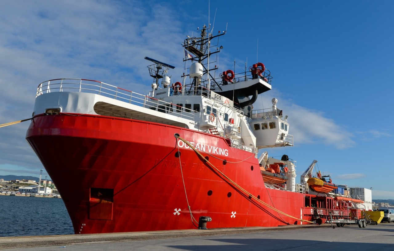 La nave “Ocean Viking” attracca a Livorno con 97 migranti a bordo