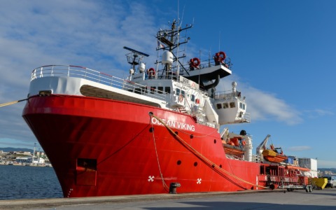 La nave “Ocean Viking” attracca a Livorno con 97 migranti a bordo