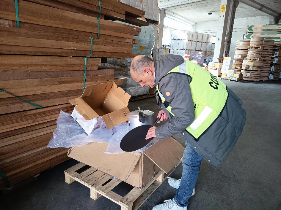 Sequestrate a Livorno 1.200 pentole e padelle non sicure