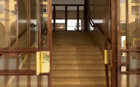 Uccisione di un 55enne nello studio di un commercialista: indagini sull’oro