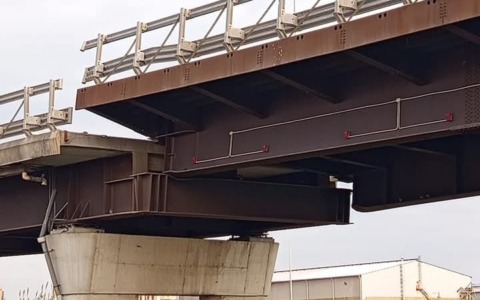 Cede il ponte mobile della Fi-Pi-Li all’ingresso del porto di Livorno: traffico interrotto verso la Darsena Toscana