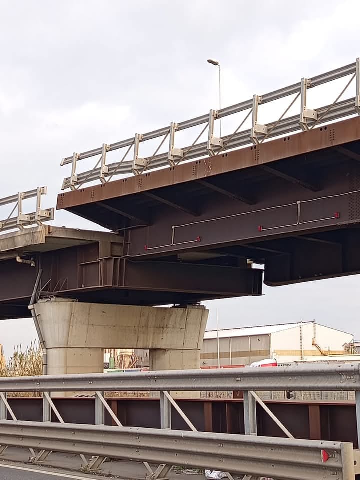 Cede il ponte mobile della Fi-Pi-Li all’ingresso del porto di Livorno: traffico interrotto verso la Darsena Toscana