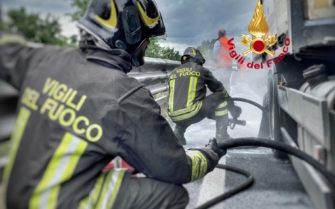 Fiamme in una casa di accoglienza a Livorno: evacuate dieci persone