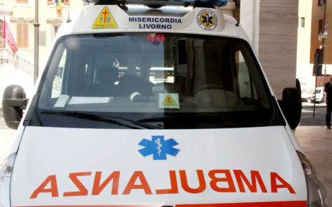 Incidente tra auto e scooter a Livorno: un uomo perde la vita