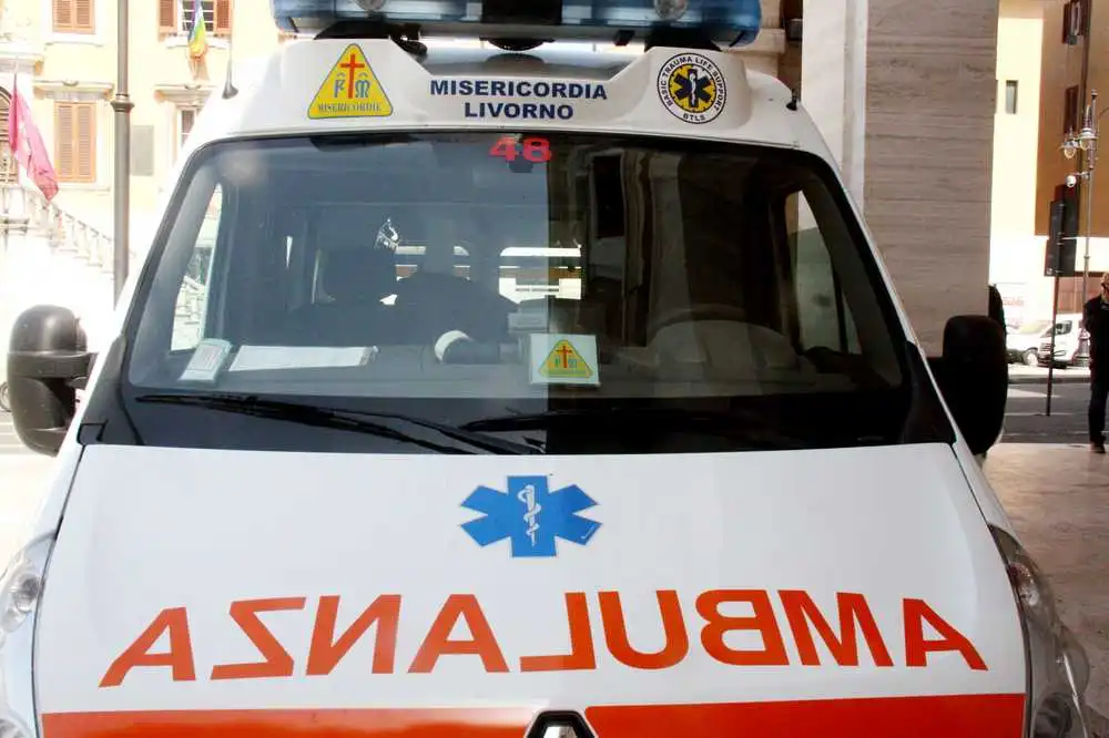 Incidente tra auto e scooter a Livorno: un uomo perde la vita