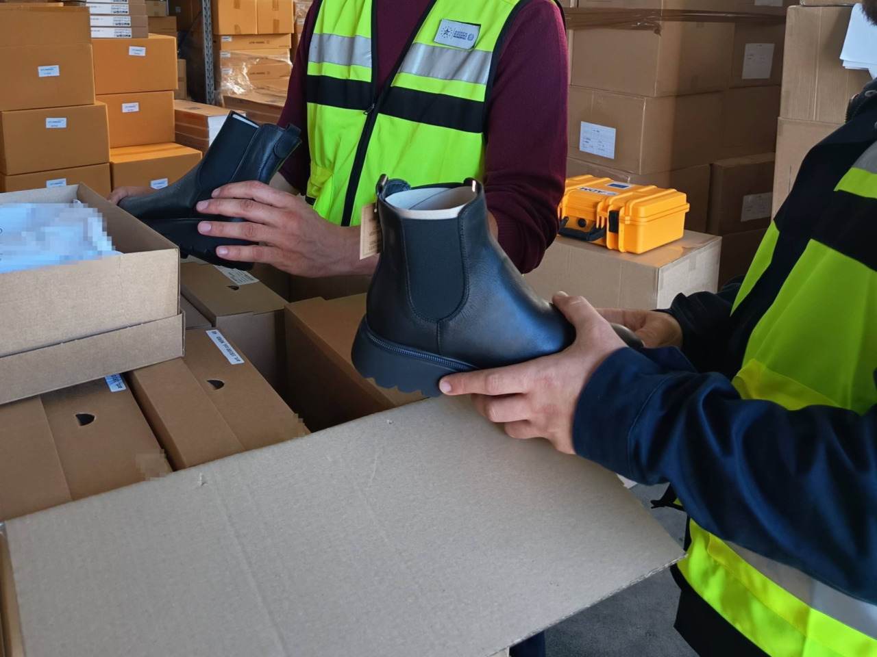 Sequestrate 3.500 scarpe in pelle al Porto di Livorno per etichette false