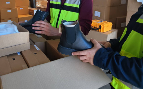Sequestrate 3.500 scarpe in pelle al Porto di Livorno per etichette false