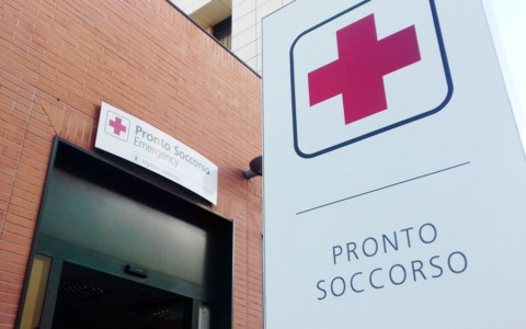 Tensione al pronto soccorso: un uomo ruba una pistola e spara tre colpi