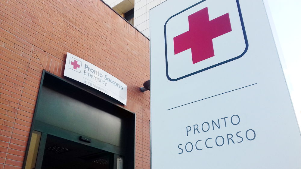 Tensione al pronto soccorso: un uomo ruba una pistola e spara tre colpi