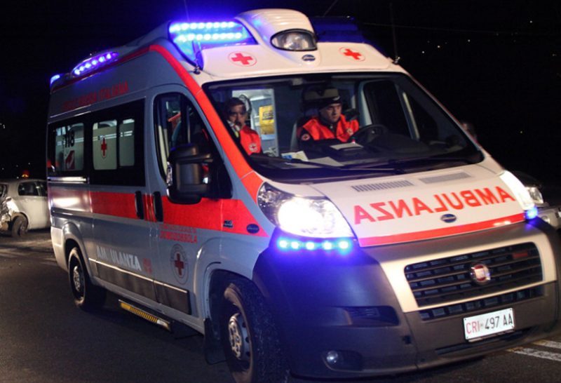 Un uomo accoltellato in seguito a una lite notturna: indagini in corso